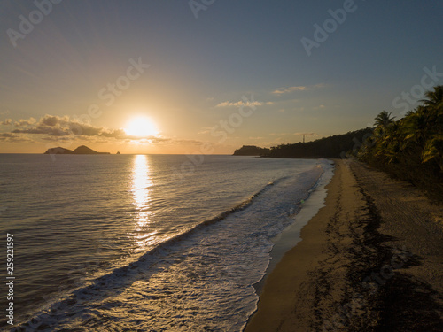 Double Island vor der K  ste von Ellis Beach bei Sonnenaufgang aus der Luft aufgenommen