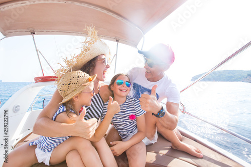 Foto family on sea yacht