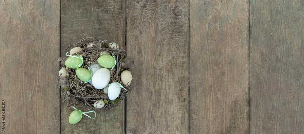 erfrischendes Osternest auf natürlichen Holzdielen im Breitbildformat als Werbehintergrund erfrischendes Osternest auf natürlichen Holzdielen im Breitbildformat als Werbehintergrund