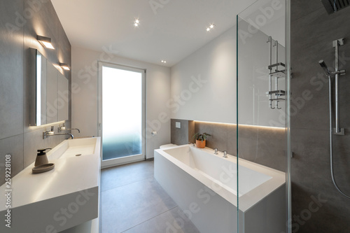 Modernes Badezimmer mit geraden Linien und großen Fliesen photo