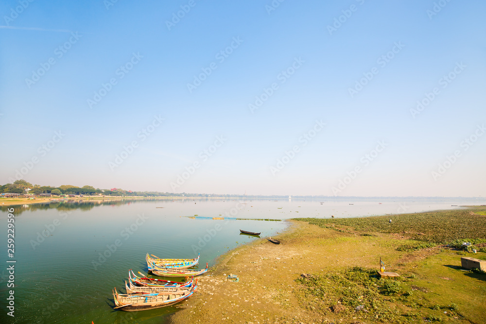 Obraz premium Wooden boats near U Bein bridge