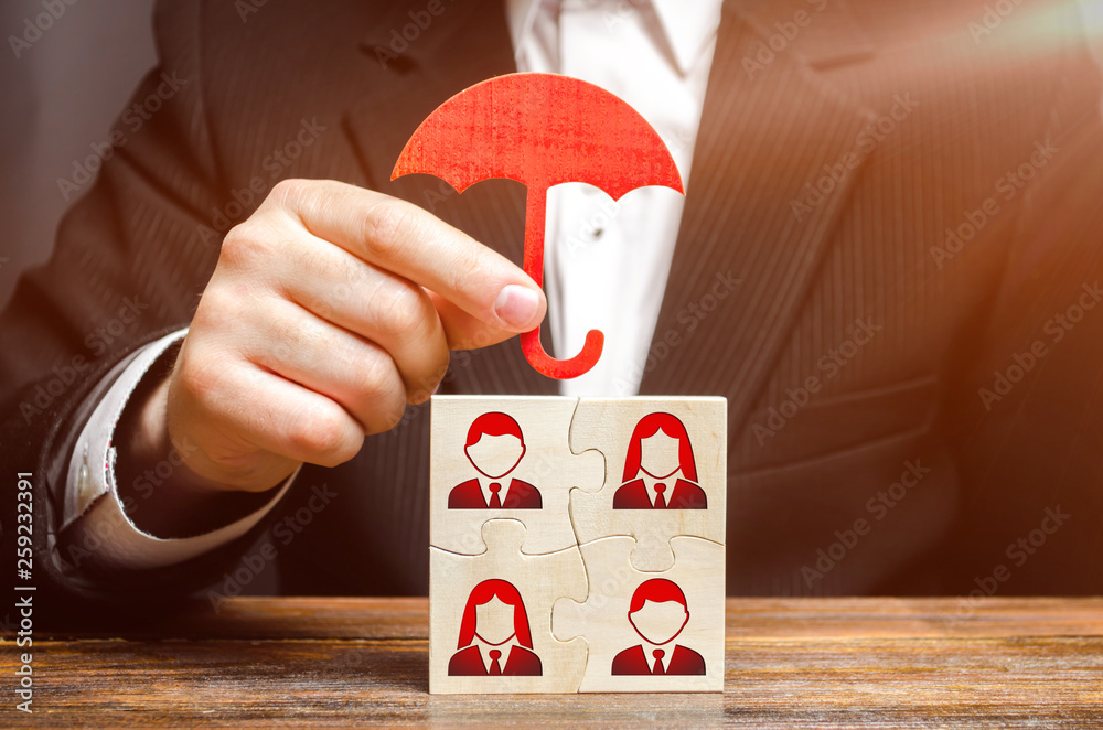 Φωτογραφία The businessman insures and protects the business team of employees