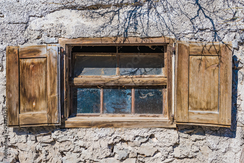 Rustikales Holzfenster photo