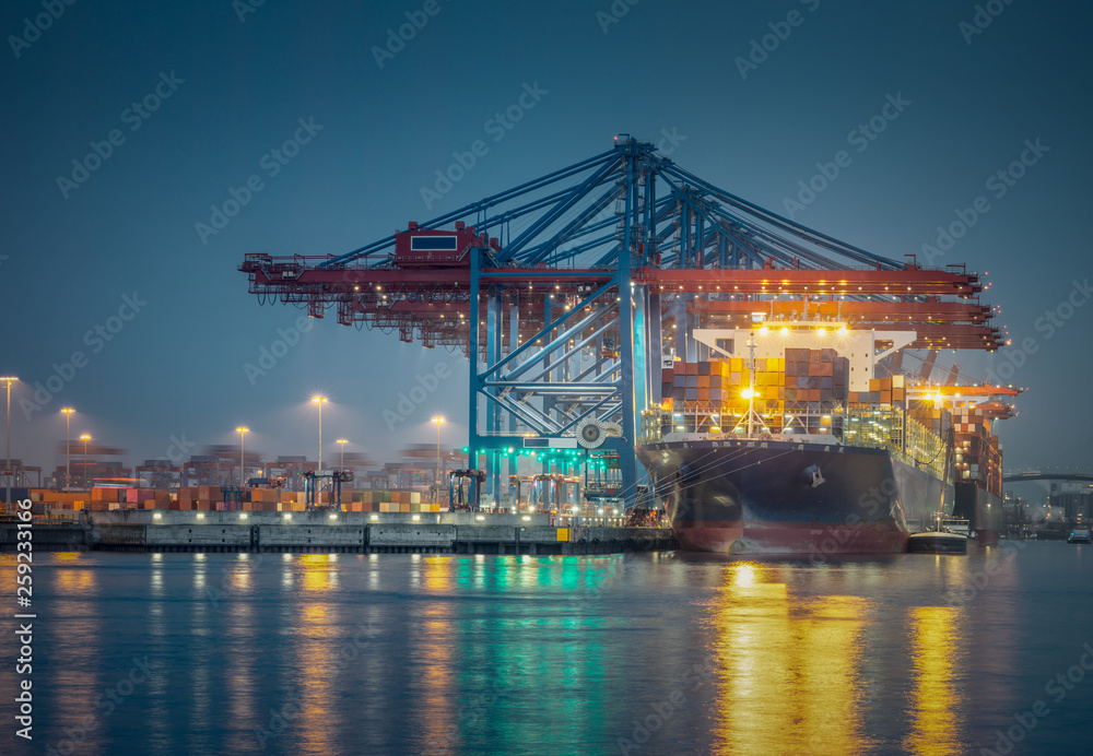 Containerschiff im Hafen von Hamburg bei Nacht