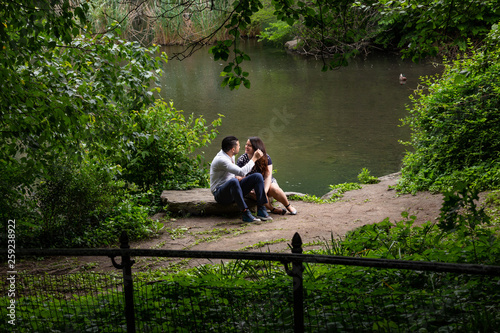 Εκτύπωση καμβά Young Man And Woman Romantic Couple Hug and Kiss In Central Park, New York City
