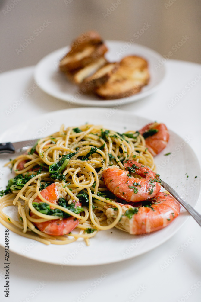 Spaghetti with shrimp and spinach Spaghetti with shrimp and spinach