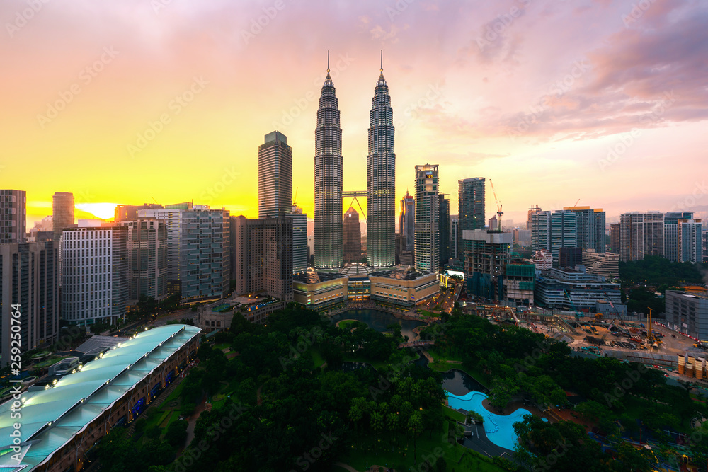 Obraz premium Panoramę miasta Kuala lumpur o zmierzchu, Kuala lumpur, Malezja