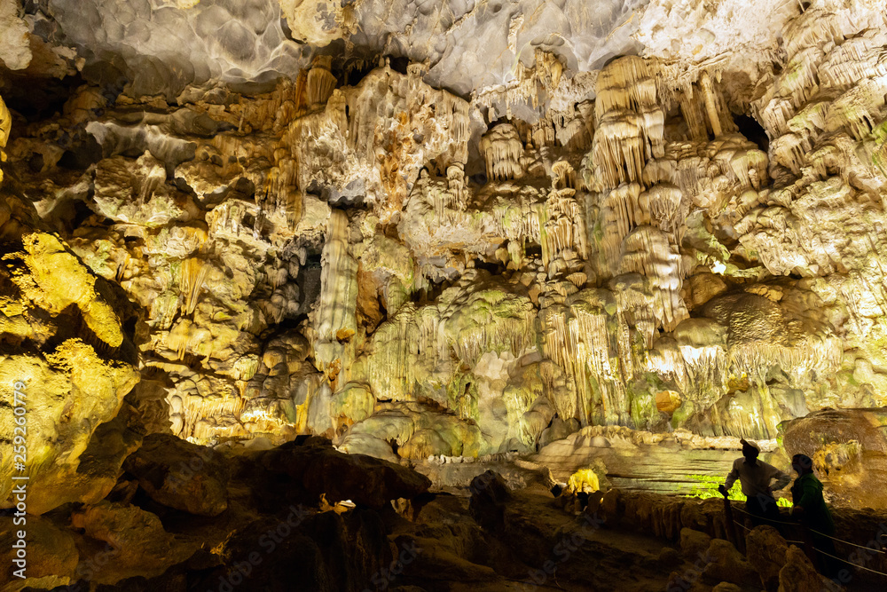 Dong Thien Cung Cave On Dau Go Island This Is One Of The Most Beautiful Caves In Halong Bay