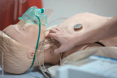 Medical students are training to save lives in the infant model. photo