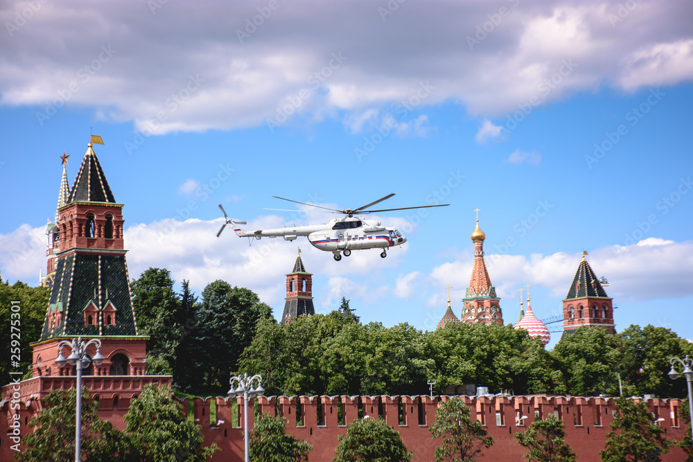 Obraz premium The helicopter of the Kremlin, takes off the territory of the Kremlin