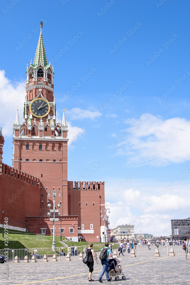 Fototapeta premium Kremlin clock tower, with a red star on the tower