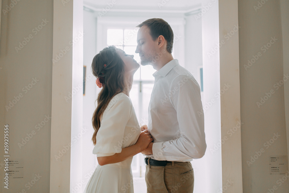 A pair of European-style fine art. Wedding photo shoot in the light Museum.