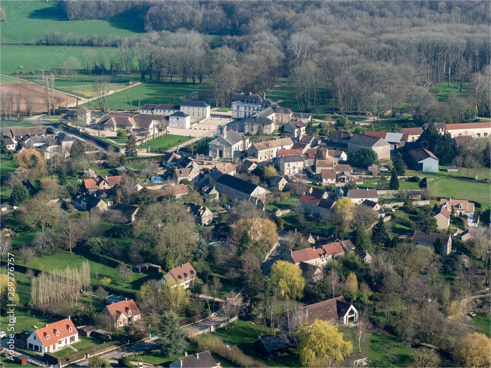 vue aérienne du château de Maudétour dans le Val d'Oise en France