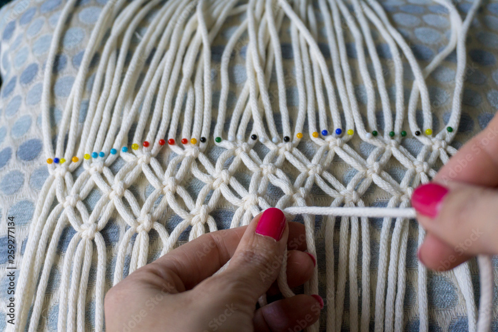 Manos de mujer trabajando tejido de nudos. Macramé Photos