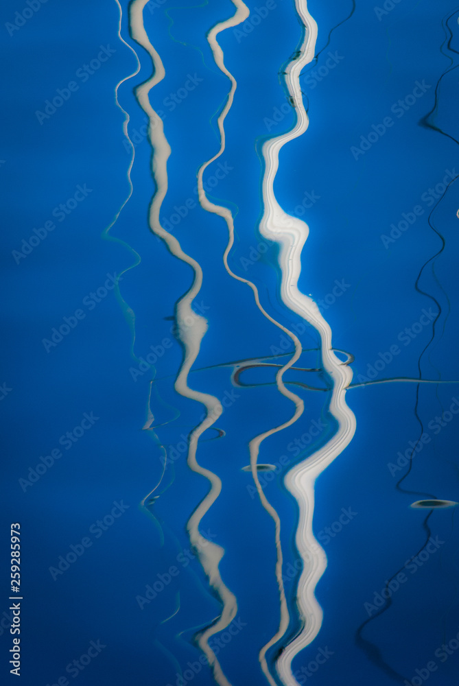 Astratto di linee morbide e sinuose su superfice azzurra Astratto di linee morbide e sinuose su superfice azzurra
