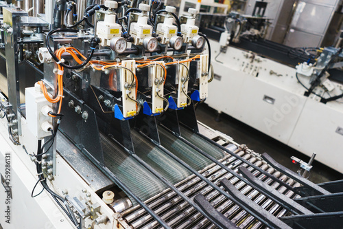 Devices and automatic equipment for packaging and packaging products on the conveyor. 
