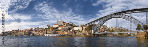 Fototapeta Naklejka Na Ścianę i Meble -  Cityscape Panorama of the historic city of Porto, the Don Luis Bridge and the Douro River in Portugal in the day in spring