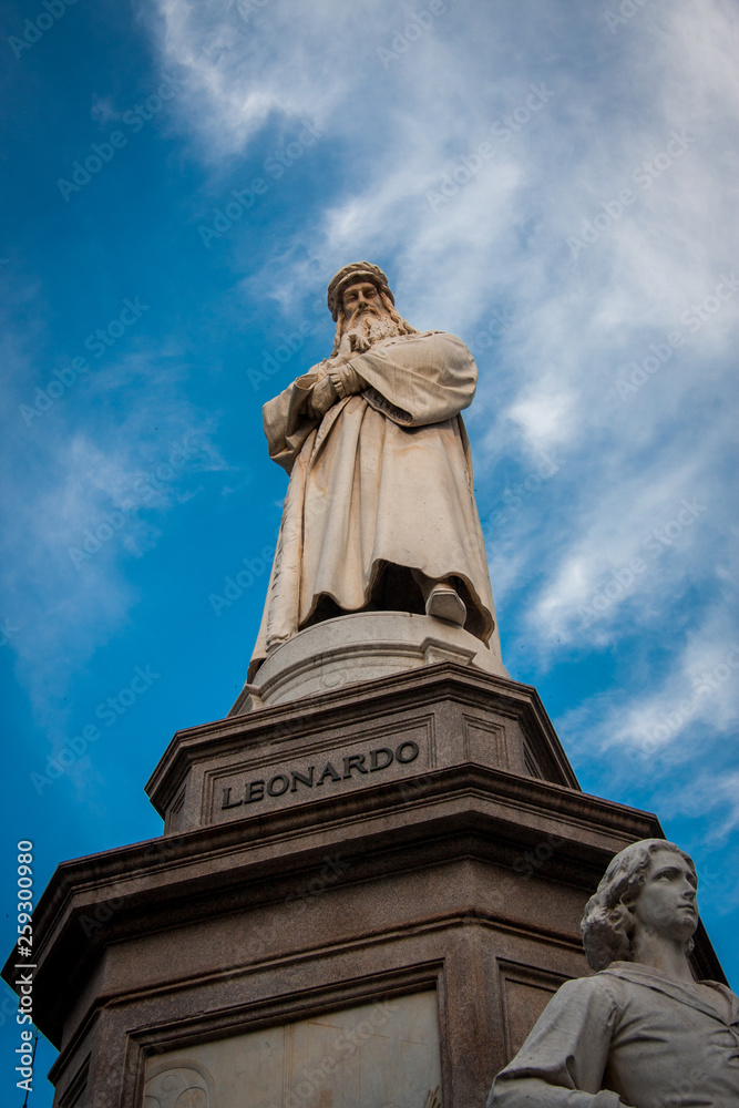 Fototapeta premium Statue of Leonardo da Vinci in MIlan