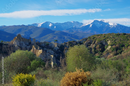 pic canigou depuis les orgues de ille sur têt dans les pyrénées orientales photo