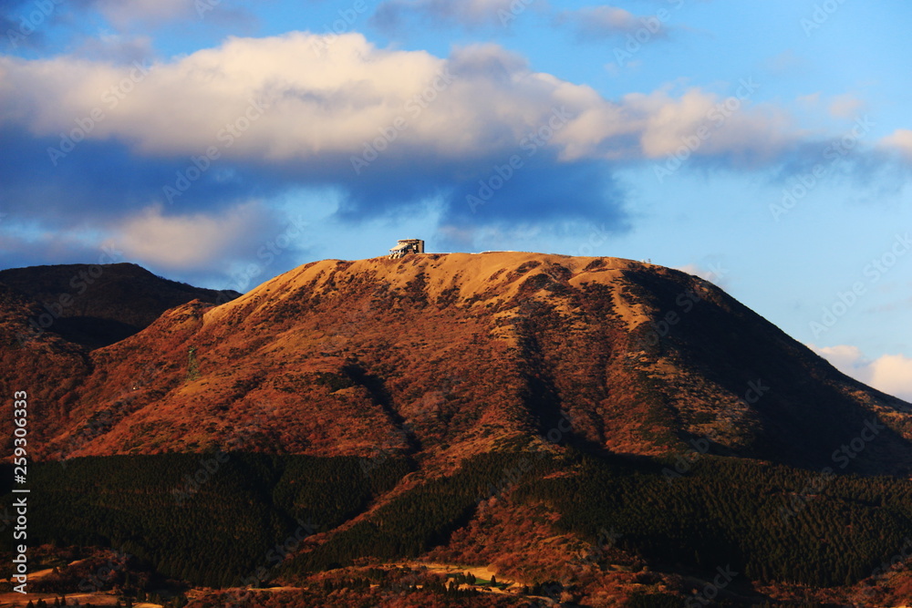 Fototapeta premium 箱根 箱根峠から 夕日に映える駒ヶ岳