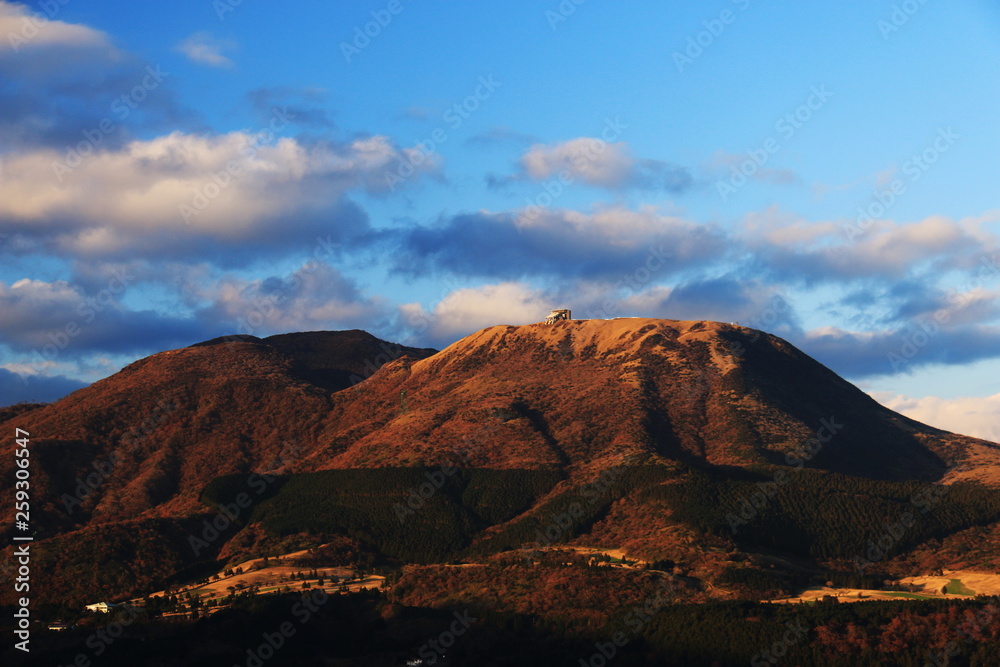 箱根　箱根峠から　夕日に映える駒ヶ岳と神山