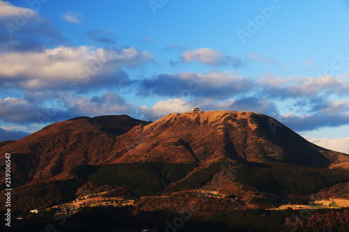 箱根　箱根峠から　夕日に映える駒ヶ岳と神山 © DONDON2018