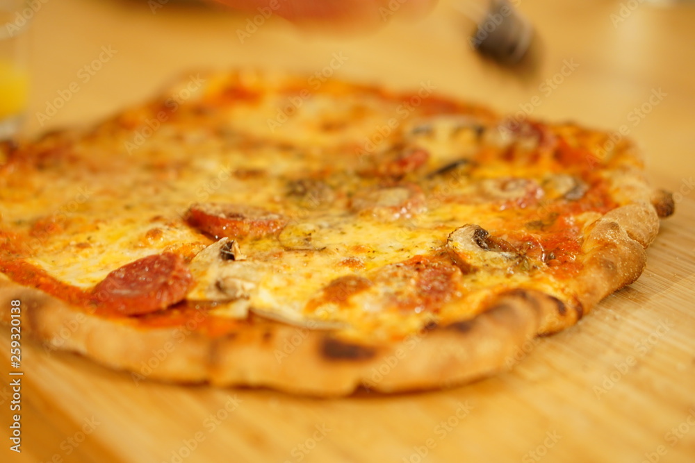 Knusprig gebackenen Pizza Knusprig gebackenen Pizza