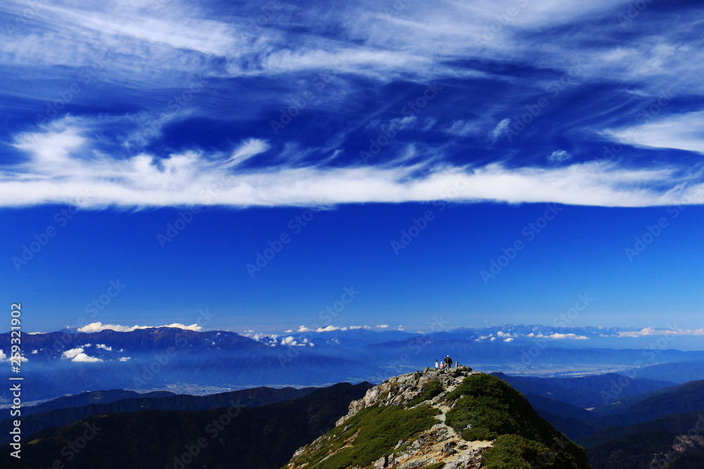 Fototapeta premium 南アルプス塩見岳山頂東峰から西峰越しに 中央アルプス 乗鞍岳 北アルプス槍穂高連峰 を望む 