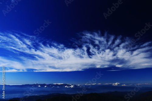 南アルプス塩見岳山頂から 壮大なうろこ雲の広がる風景 中央アルプス北アルプス遠景
