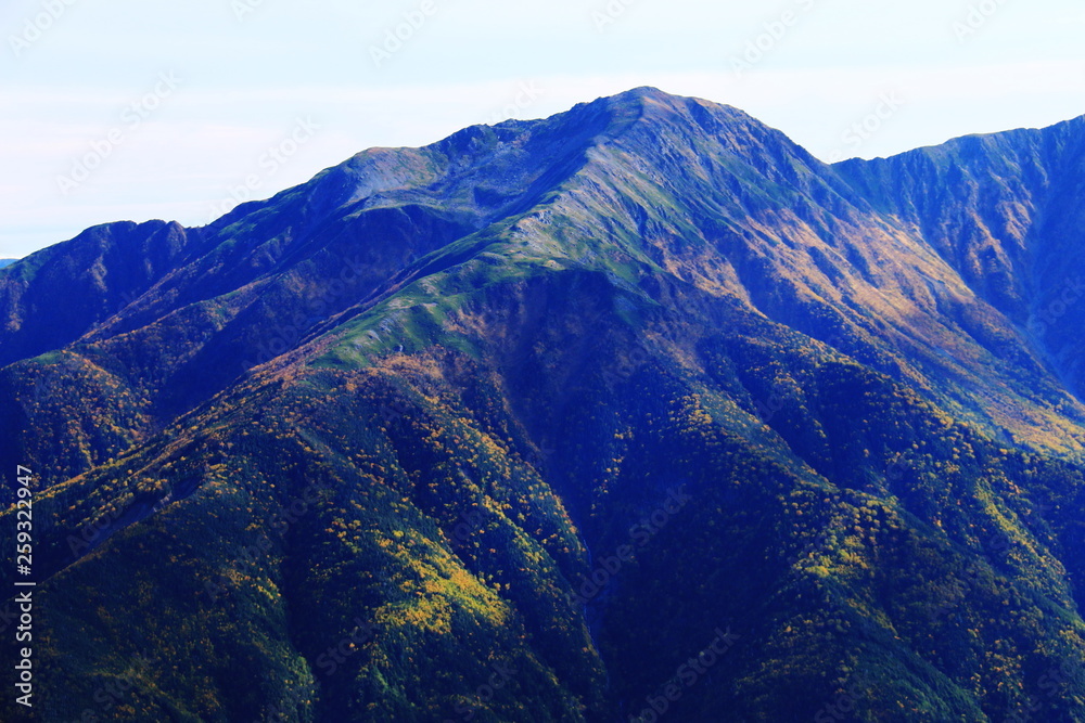 南アルプス塩見岳山頂から　荒川三山　悪沢岳を望む