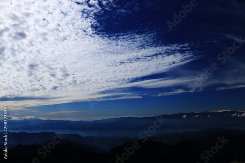 南アルプス塩見岳山頂から 壮大なうろこ雲の広がる風景 中央アルプス北アルプス遠景