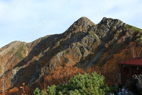 南アルプスの秋　塩見岳山頂への道 　塩見小屋から仰ぎ見る塩見岳山頂	 photo