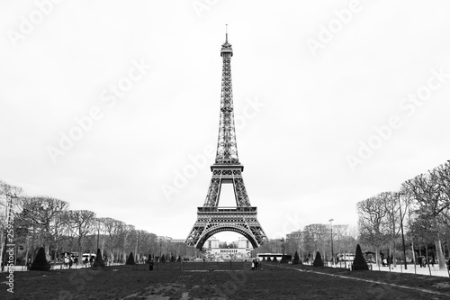 Fototapeta Naklejka Na Ścianę i Meble -  Eifelturm in Paris, Schwarz Weiß