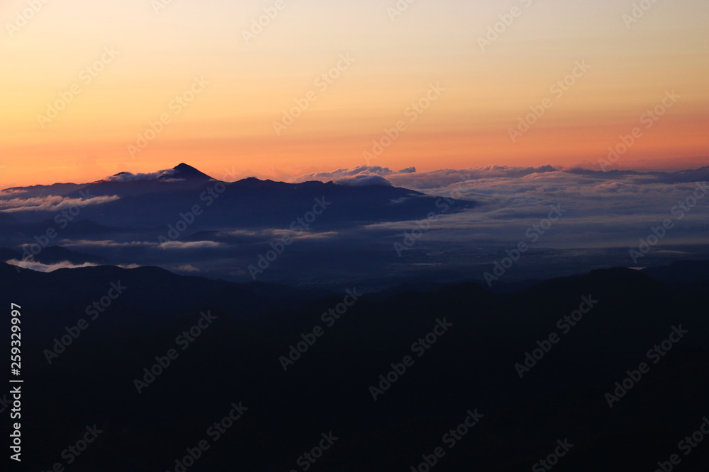 東北飯豊連峰　三国岳避難小屋からの朝の景色　雲海と磐梯山