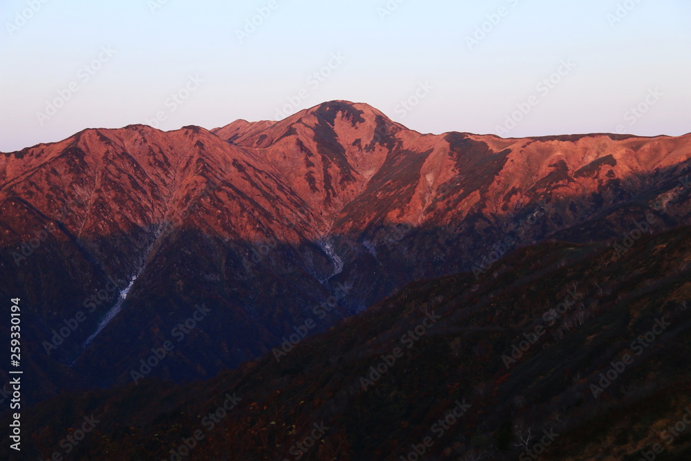 東北飯豊連峰　大日岳 三国岳避難小屋からの朝焼けの風景