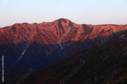 東北飯豊連峰 大日岳 三国岳避難小屋からの朝焼けの風景