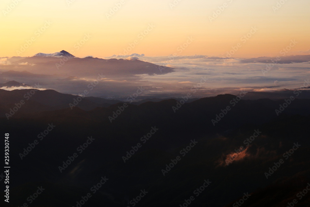東北飯豊連峰　三国岳避難小屋からの朝の景色　雲海と吾妻連峰と朝陽