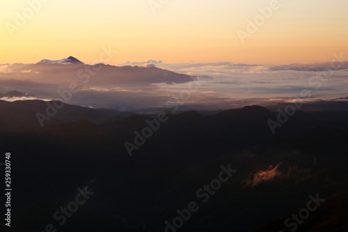 東北飯豊連峰 三国岳避難小屋からの朝の景色 雲海と吾妻連峰と朝陽