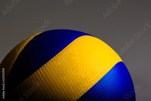 Obraz piłka do siatkówki na szarym tle.