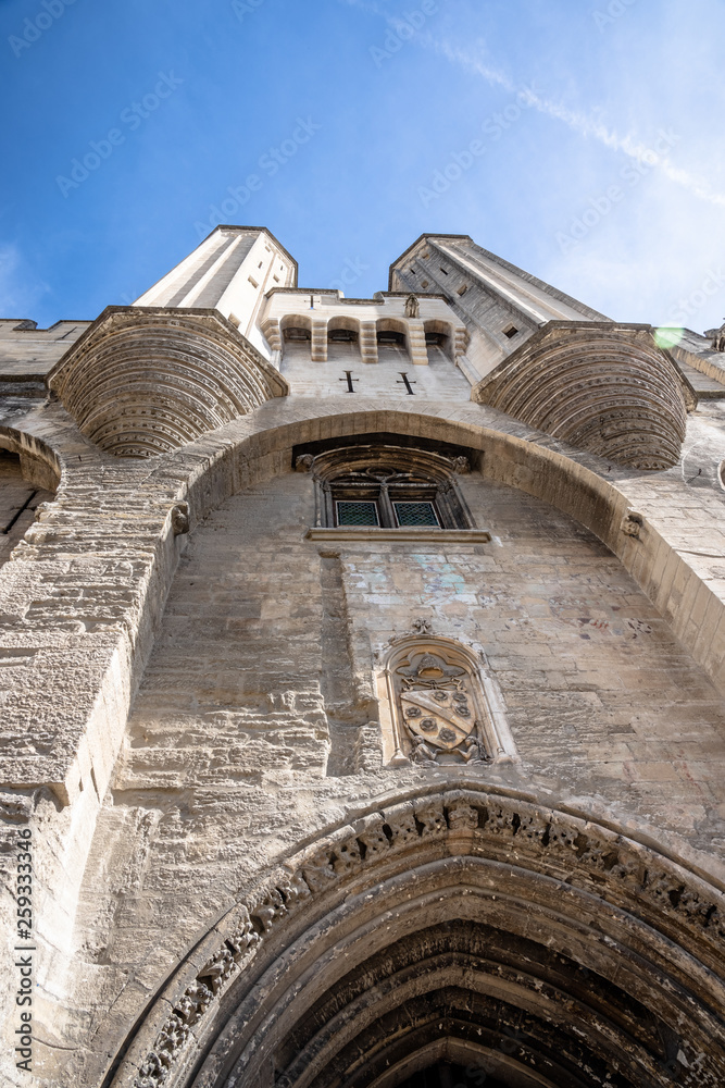 Kathedrale 'Palais des Pape' von unten, in Avignon, Frankreich