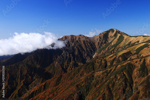 東北飯豊連峰 飯豊山山頂への道 切合小屋稜線からの紅葉の大日岳を望む