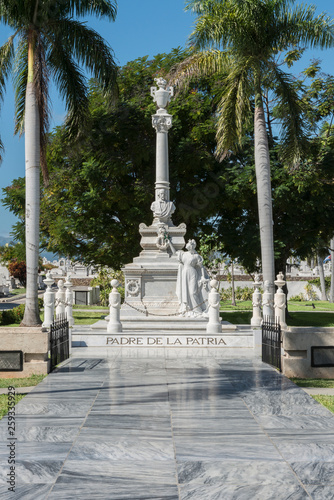 Kuba  Santiago de Kuba   Ehrenmal von    Carlos Manuel De Cespedes    auf dem Friedhof  Cementerio Santa Ifigenia .