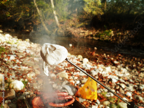 Chamallow Marshmallow fondu au barbecue grilé