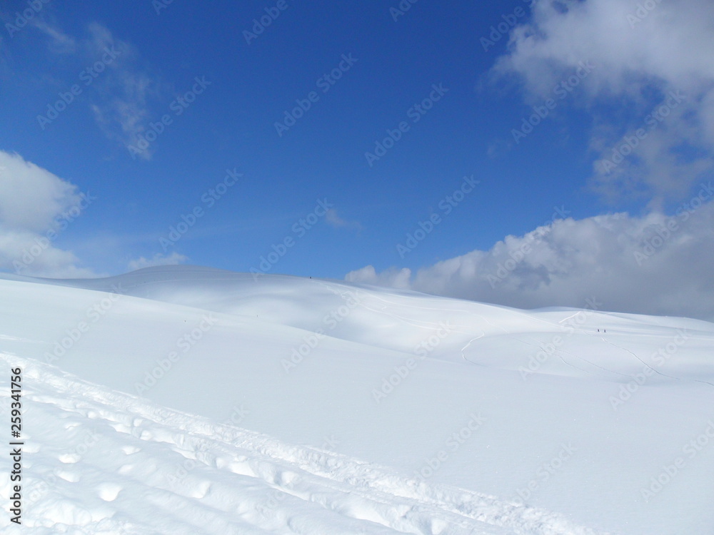 Dunes de neige sur ciel bleu