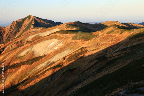 東北飯豊連峰 飯豊山山頂直下本山小屋の朝 朝陽に映える大日岳の雄姿と稜線