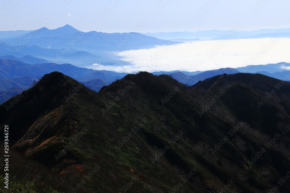 Fototapeta premium 東北飯豊連峰 飯豊山山頂への道 三国岳稜線越しの磐梯山遠景