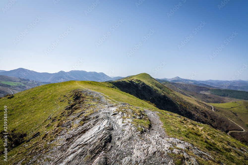 Randonnée Pic du Mondarrain (749m) depuis le col des Veaux