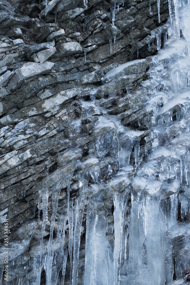 Fototapeta premium Eiszapfen an Fels