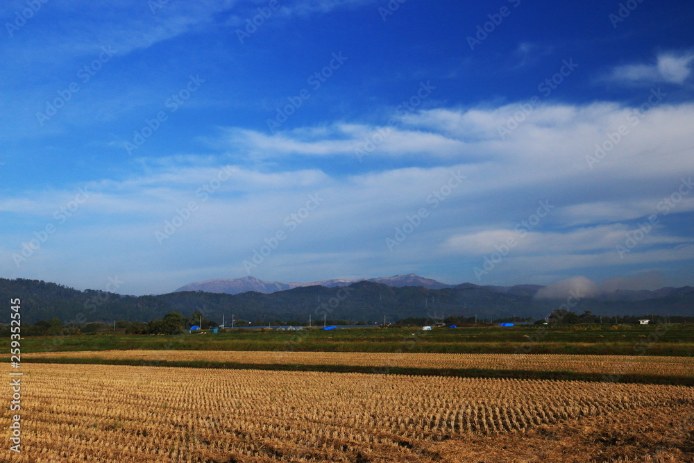 東北　晩秋　喜多方から　飯豊連峰がある風景