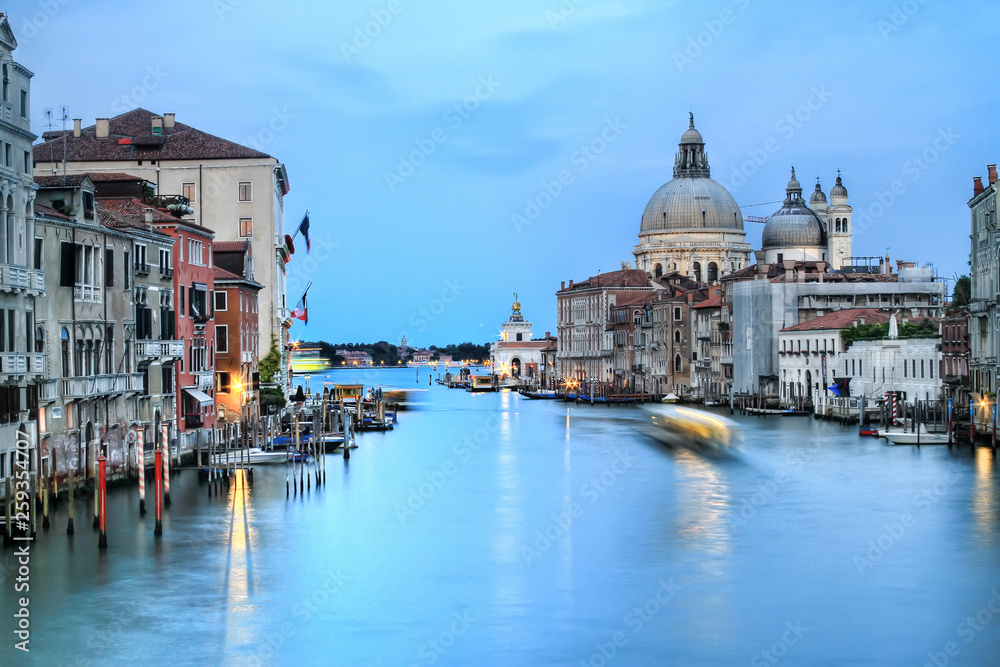 Vista de Venecia desde el Puente de la Academia